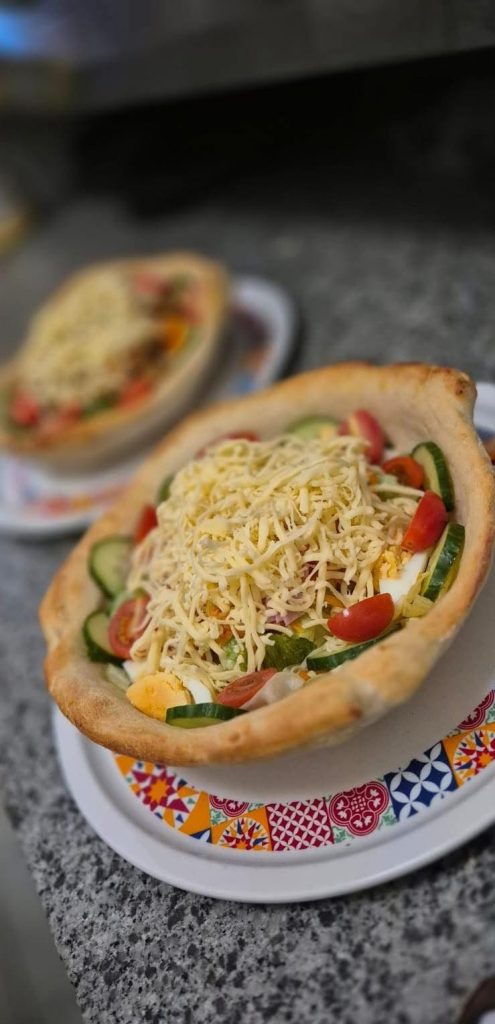Salat im Teigteller